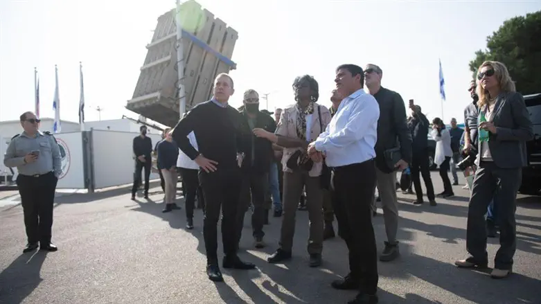 השגרירה באו"ם במהלך הסיור