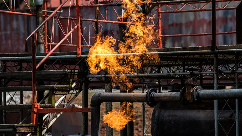 Нефтепровод в огне. Иллюстрация