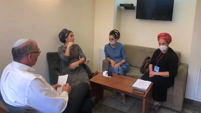 נציגות פורום נשות האברכים בפגישה עם יו"ר סיעת ימינה, ח"כ אורבך