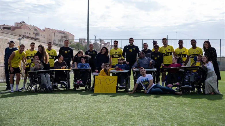 שחקני בית"ר עם האורחים באימון הבוקר