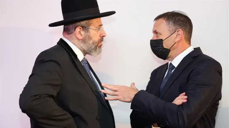 מדבר עם השר למרות ההתנגדות למדיניותו. עם הרב הראשי הרב דוד לאו