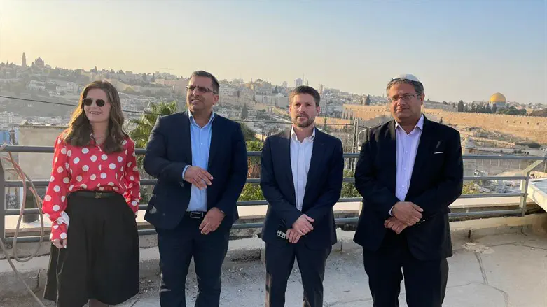 חברי מפלגת הציונות הדתית בסיור במעלה הזיתים