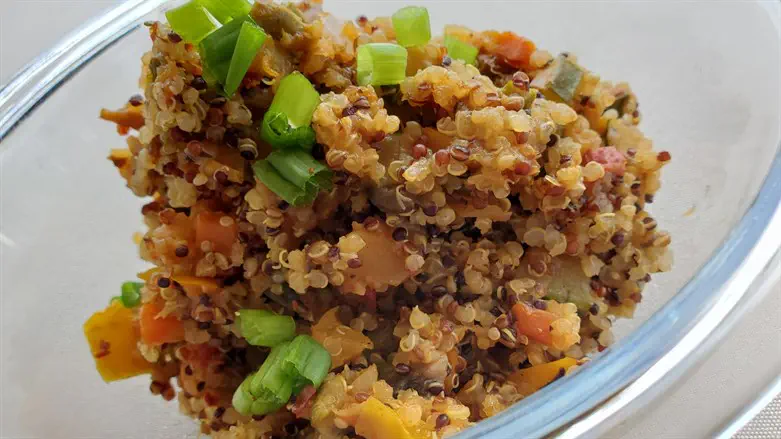 תבשיל קינואה וגן ירקות