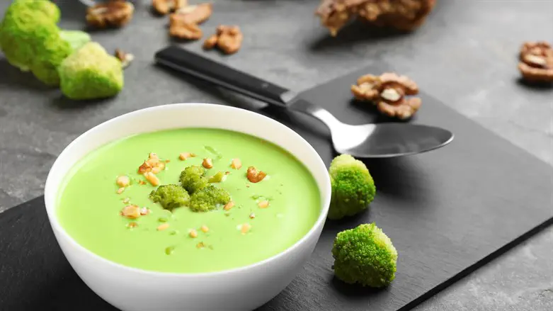 מרק ברוקולי ובצל מוקרם