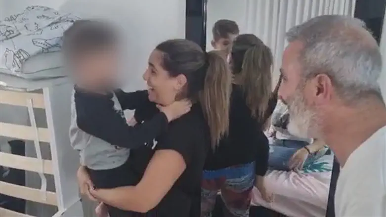 Офек Окнин у мамы на руках