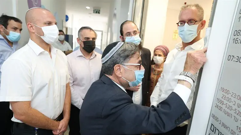 קביעת מזוזה בסניף מכבי באפרת