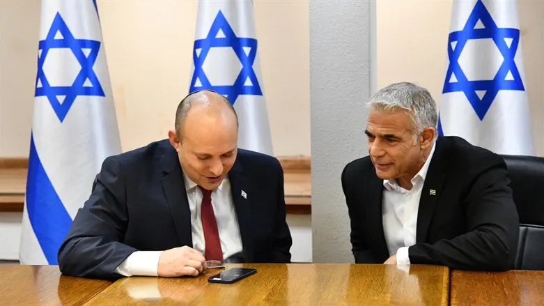 PM Bennett, FM Lapid, speak with the Oknins