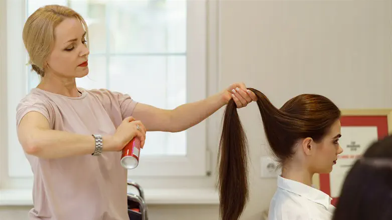 החלקת שיער. אילוסטרציה