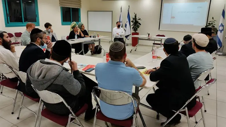 נציגי עולי הר הבית עם השר כהנא