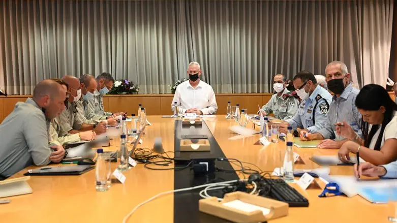 הדיון בלשכת גנץ