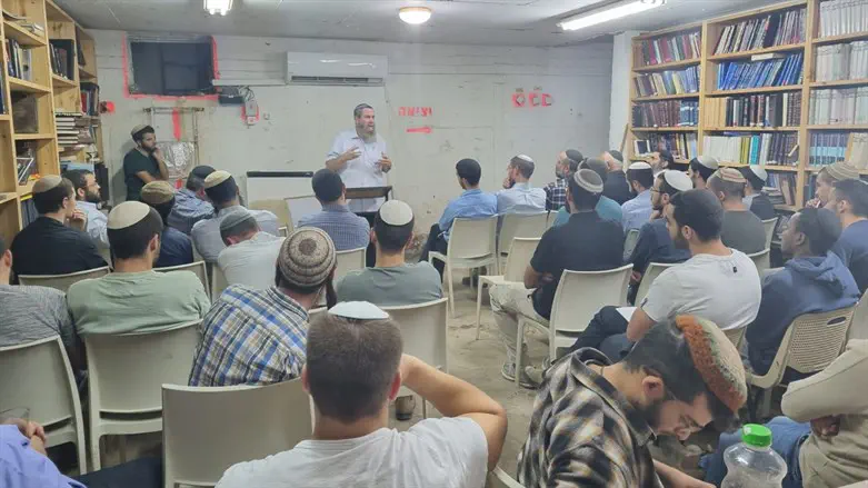 אבי מעוז עם הפעילים