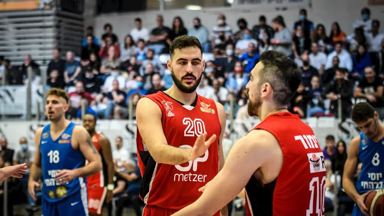 שחקני הפועל תל אביב חוגגים הערב באילת