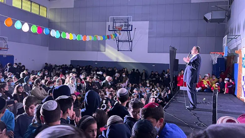 למעלה מ-4000 חניכים וחניכות של תנועת עזרא בירושלים