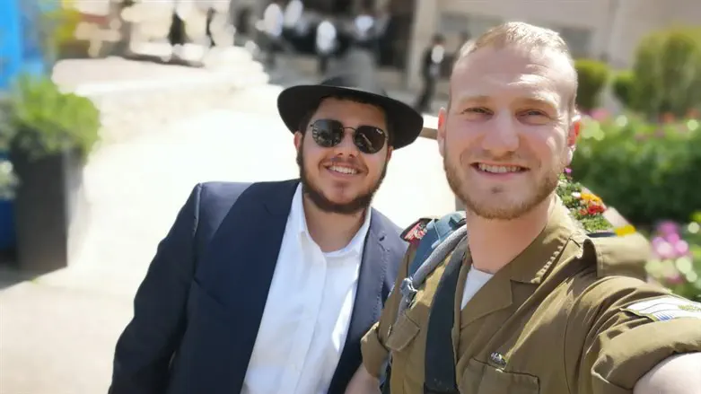 אליהו אלי קיי (מימין)
