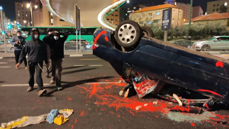 רכב הפוך עם "דם"