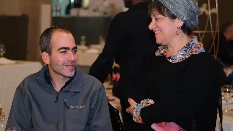 מינדי מ"משפחה אחת" עם ד"ר עשהאל לובוצקי