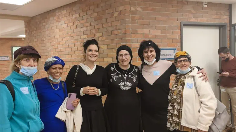 אורית סטרוק עם המורות של אמילי מואטי