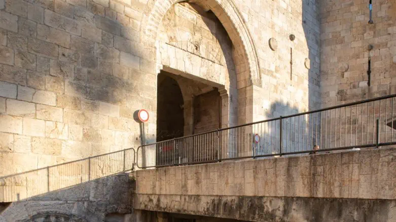 מתחת לשער שכם