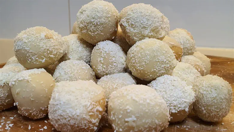 כדורי גבינה בציפוי שוקולד וקוקוס