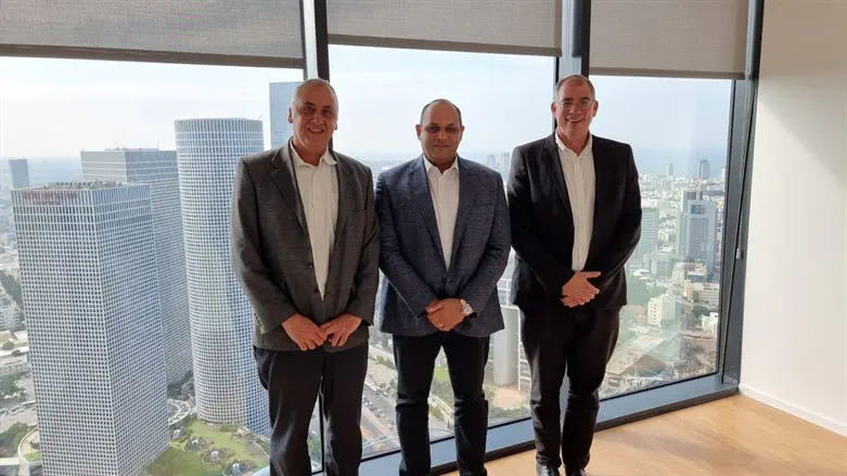 ניר אורבך עם הקונסול המצרי