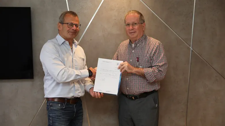 פרופ אילון אייזנברג, דיקאן הפקולטה לרפואה בטכניון מעניק לפרופ מיקי הלברטל את  המ