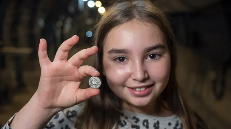 Лиэль Кротокоп с монетой