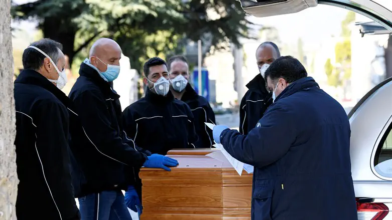 הלווית קורבן נגיף קורונה באיטליה