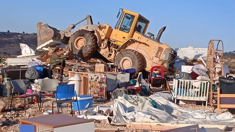 Разрушение домов на форпосте Геулат-Цион