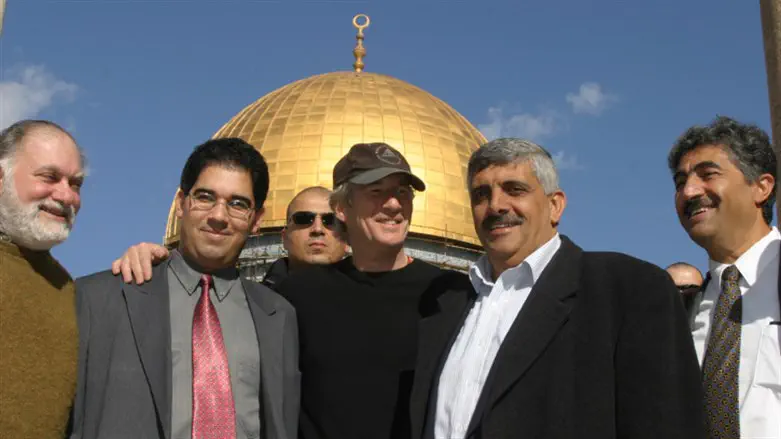 Richard Gere (center) visits Temple Mount