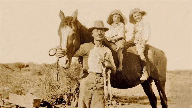 הולצמן עם סים מלפנים ומאיר וקנגרו