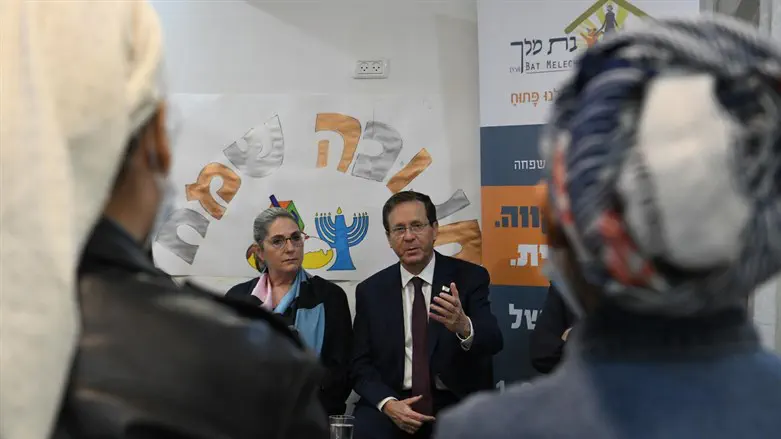 יצחק ומיכל הרצוג עם הנשים במקלט