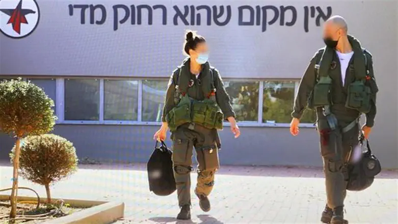 רס״ן י׳ לפני יציאה לטיסה עם טייס מהטייסת שלה, טייסת 106