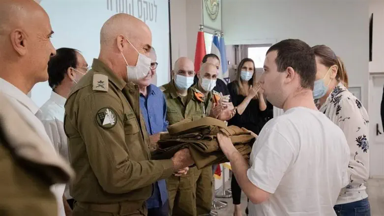 Ittai receives his uniform