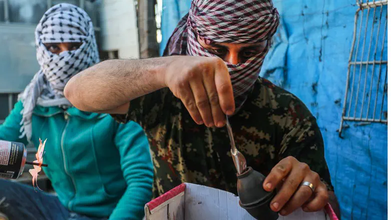 Muslims prepare explosive device