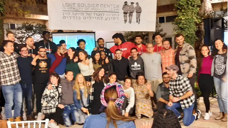 Lone Soldier dinner group photo