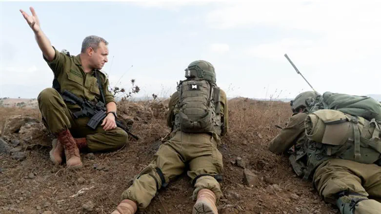 Элиэзер Толедано (слева) у границы с Газой