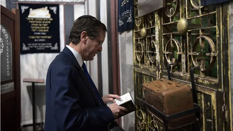 Herzog prays at Cave of the Patriarchs