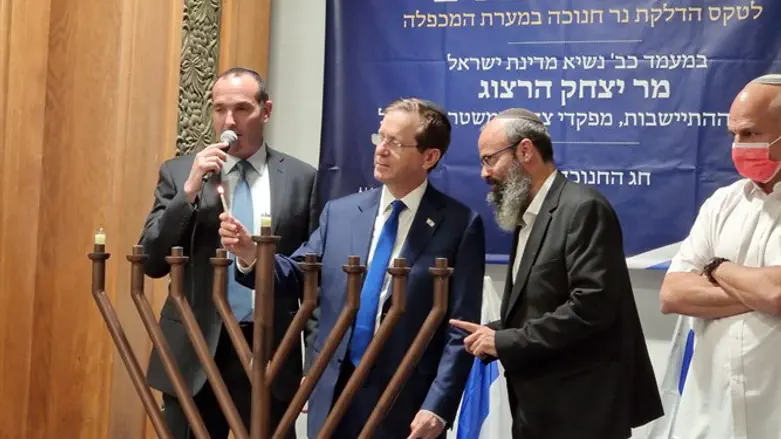 Президент Герцог зажигает ханукальную свечу в Пещере Патриархов