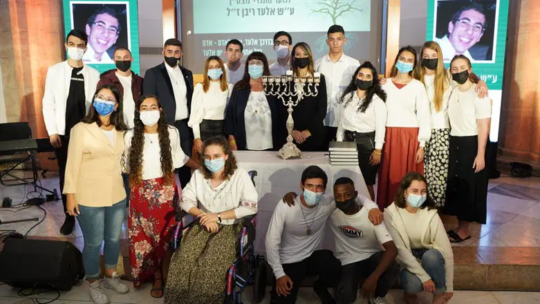 התלמידים המצטיינים עם השרה יפעת שאשא ביטון