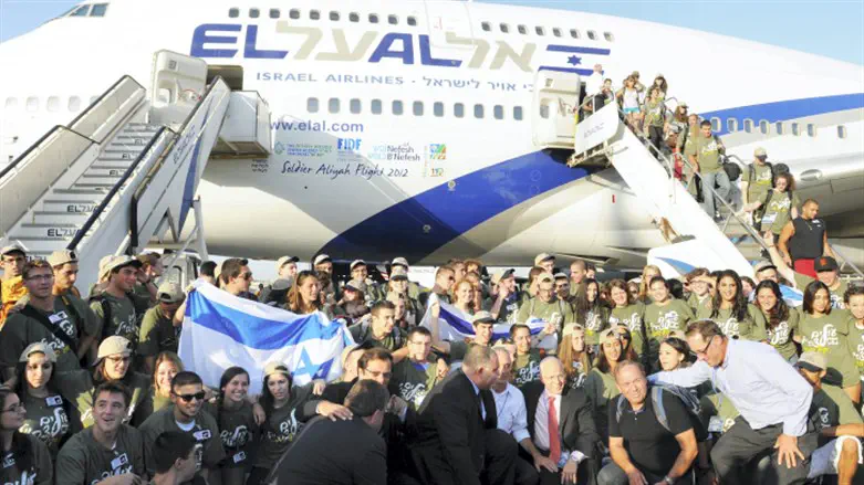 Olim arrive in Israel with Nefesh B'Nefesh