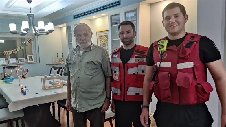 לוחמי האש הדליקו נרות עם ניצולי השואה