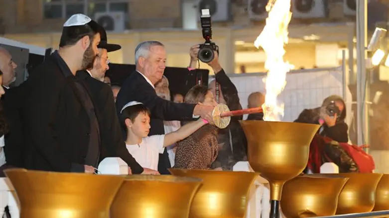 Цкеренмония зажжения первой свечи Хануки