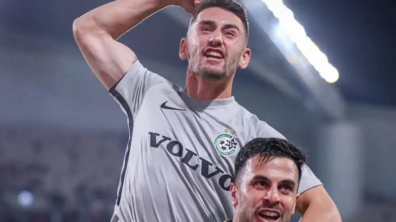 שחקני חיפה חוגגים מהפך הערב בבלומפילד