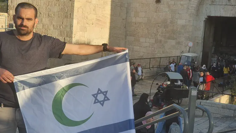 יואל שילה עם הדגל נגד ממשלת בנט