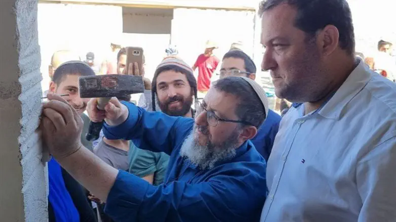 Yossi Dagan together with the father of Yehuda Guetta