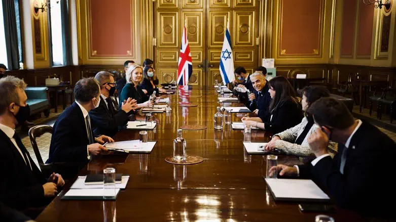 Yair Lapid and Elizabeth Truss at the meeting