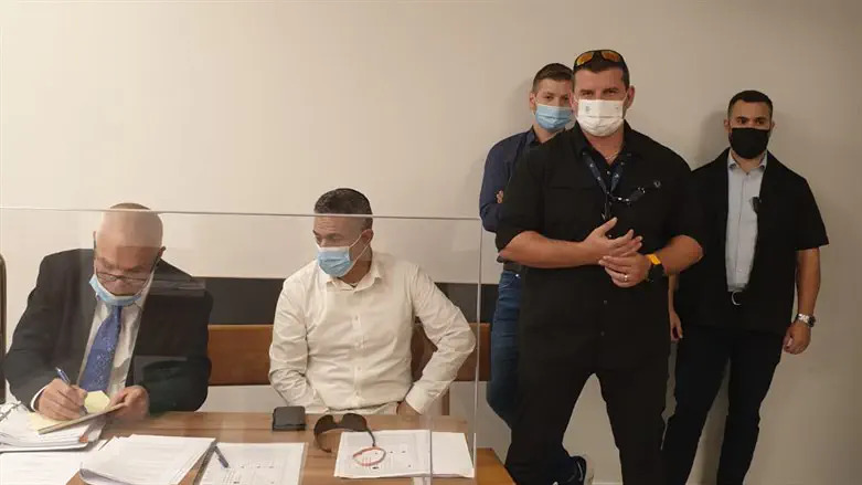 יאיר נתניהו (מאחור) בבית המשפט