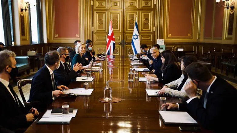 Элизабет Трасс и Яир Лапид на встрече