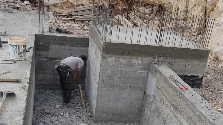 בניית המקווה בפדואל