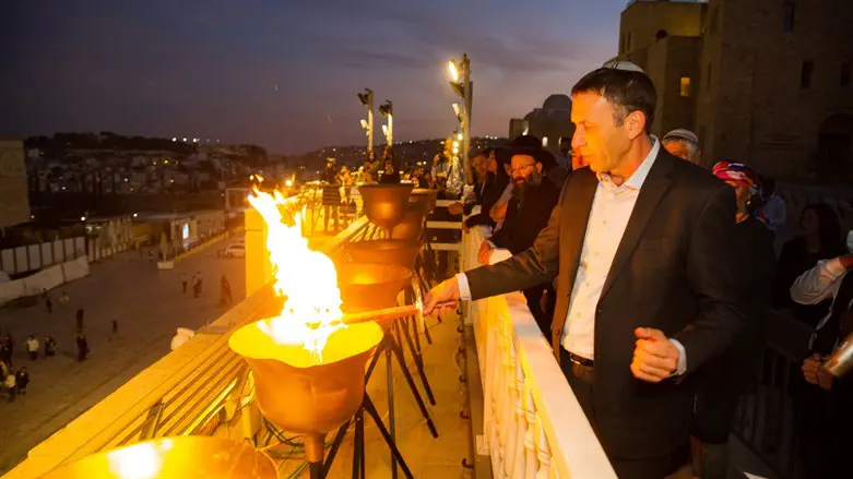 Matan Kahana lights candle at Western Wall